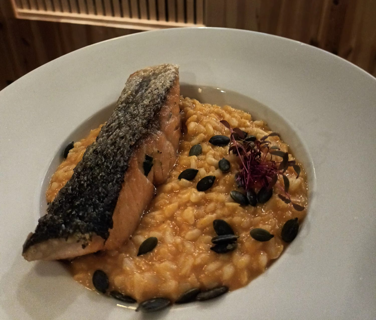 Bife de salmão com risoto de pêra e queijo