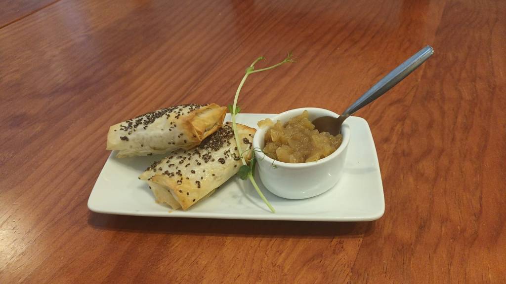 Folhado de alheira com chutney de maçã (2 un.)