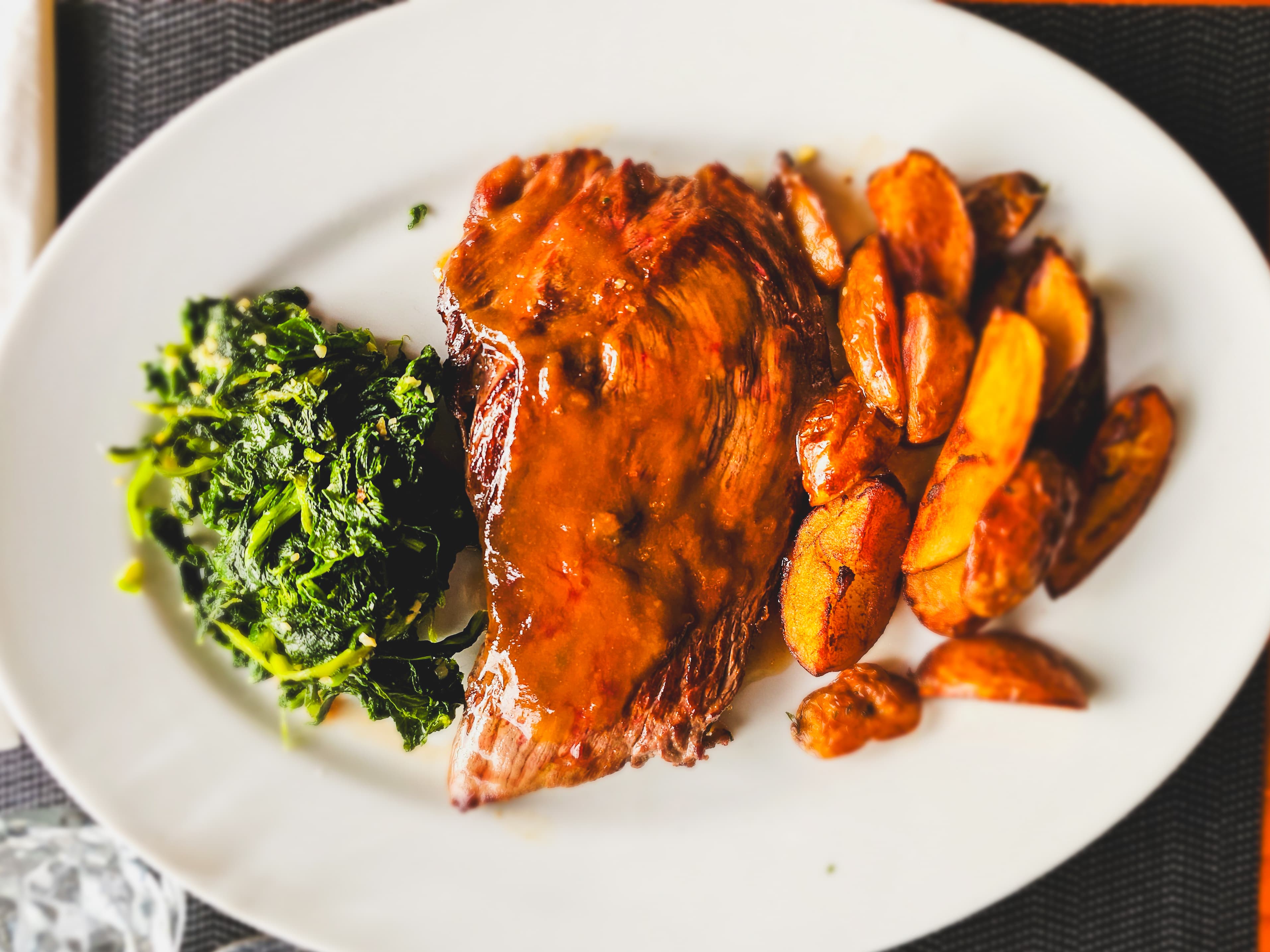 Bife de alcatra com batata rústica e grelos de couve