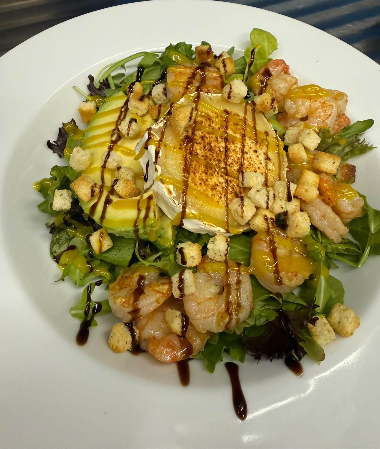 Salada de camarão, abacate e queijo de cabra