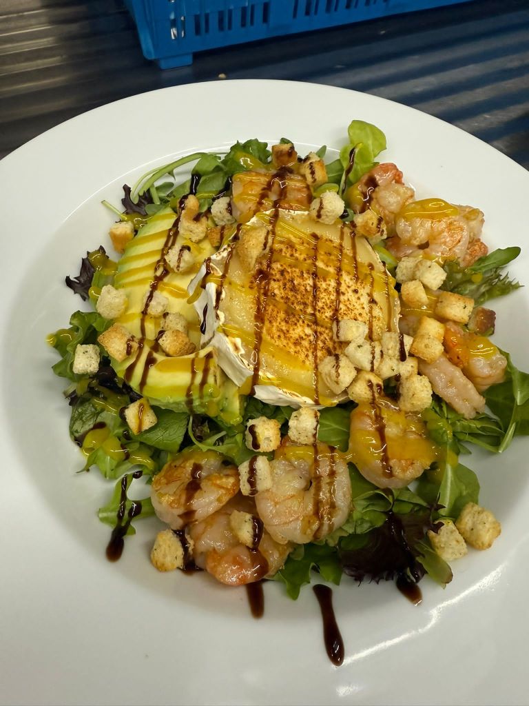 Salada de camarão, abacate e queijo de cabra